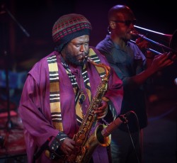 O Kamasi Washington επί σκηνής στο μεγάλο φινάλε του "Homeland" 