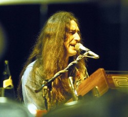 H rock και metal κοινότητα για τον θάνατο του Ken Hensley 