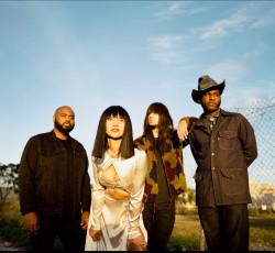 "C-Side": Ακούστε το νέο κομμάτι των Khruangbin