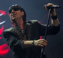 Klaus Meine: «Δεν έγραψε η CIA το "Wind Of Change"…» 