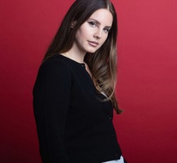 H Lana Del Rey διασκευάζει το "You'll Never Walk Alone"