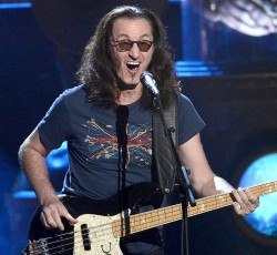 O Geddy Lee επιβεβαιώνει πως δεν πέθανε διαψεύδοντας τις φήμες που είχαν προκύψει