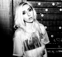 Η Lingua Ignota «απαντά» στο "Ιmagine" των celebrities με ένα… noise κομμάτι