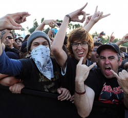 Απώλειες της τάξεως των 30 δισεκατομμυρίων δολαρίων μετρά η βιομηχανία ζωντανής μουσικής 