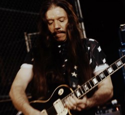 Πέθανε ο κιθαρίστας και ιδρυτικό μέλος των Riot, Lou A. Kouvaris