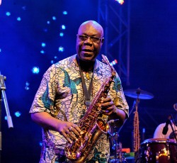 «Έφυγε» ο θρυλικός σαξοφωνίστας Manu Dibango. Νικήθηκε από τον κορωνοϊό 