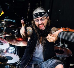 Ο Mike Portnoy διασκευάζει Ramones