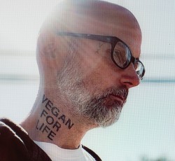 Νέο κομμάτι από τον Moby. Μια συνεργασία με τον D.H Peligro των Dead Kennedys