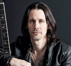 Ο Myles Kennedy διασκευάζει το "Trooper" 
