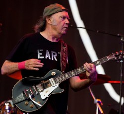 Ο Neil Young «μοιράζεται» ακυκλοφόρητο live video 