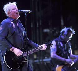 Ακούστε τη διασκευή των Offspring στο "Christmas (Baby Please Come Home)" 