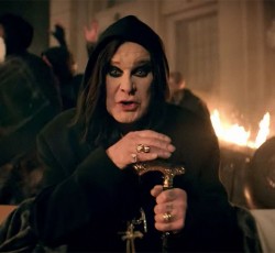 Διαδηλώσεις και δυνάμεις καταστολής στο νέο videoclip του Ozzy Osbourne 