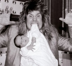 Πληροφορίες και δίλεπτο απόσπασμα για το "Biography: The Nine Lives Of Ozzy Osbourne" 