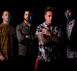 O κιθαρίστας των Papa Roach σπάει τα δάχτυλά του και «μοιράζεται» φωτογραφίες 