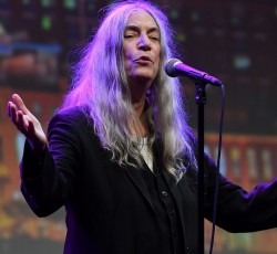 Η Patti Smith διασκευάζει το "After The Gold Rush" του Neil Young 