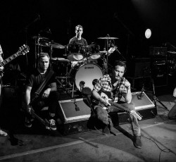 «Οι Pearl Jam ξεκίνησαν με αγάπη για την μουσική και την κοινωνική δικαιοσύνη» 