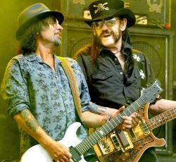 Phil Campbell: «Ο Lemmy μου είχε πει να μην φοράω shorts στη σκηνή»