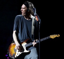 Ο Josh Klinghoffer μιλάει για την στιγμή της αποχώρησής του από τους Red Hot Chili Peppers