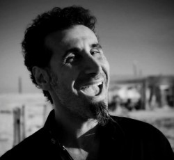 Serj Tankian: «Ο Trump είναι άχρηστος και έχει εμμονή με τον εαυτό του» 