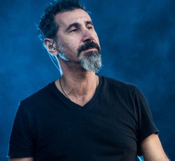 Serj Tankian για SOAD: «Δεν καταφέραμε να κοιταχτούμε στα μάτια με το ίδιο όραμα…»