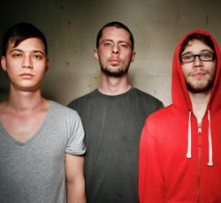 Οι Sleepmakeswaves κυκλοφορούν τρία EP μέσα στο χρόνο 