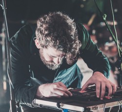 Ο Theodore live από τον Φάρο του ΚΠΙΣΝ αυτό το Σάββατο 