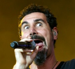 John Dolmayan και Serj Tankian διασκευάζουν David Bowie