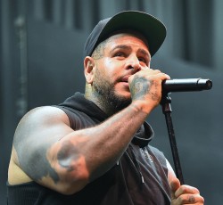 Καταγγελίες εναντίον του τραγουδιστή των Bad Wolves 