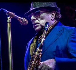 O Van Morrison επικρίνει την «ψεύδο-επιστήμη» των κοινωνικά αποστασιοποιημένων συναυλιών 