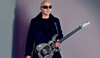 Joe Satriani: «Έκανα "tapping" στην κιθάρα πριν ακούσω τον Eddie Van Halen»