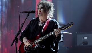 O Robert Smith (The Cure) παίζει ζωντανά διαφοροποιημένες εκδοχές τραγουδιών από το "Faith" 