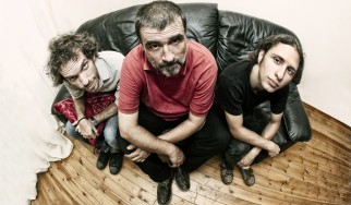 Το Baby Trio του Γιώργου Κοντραφούρη διασκευάζει AC/DC, Jimi Hendrix σε online συναυλία σήμερα το βράδυ