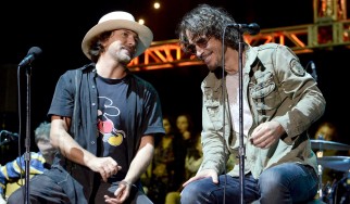 O Eddie Vedder ανοίγεται σχετικά με την απώλεια του Chris Cornell
