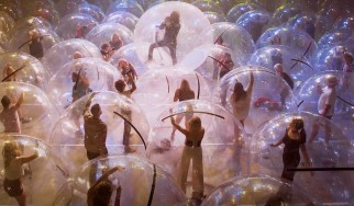 Flaming Lips: Διεξάγουν την πρώτη συναυλία με μπάντα και κοινό σε πλαστικές φούσκες