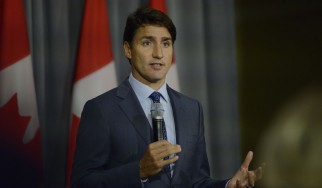 Ο Καναδός πρωθυπουργός, Justin Trudeau, αποδίδει φόρο τιμής στον Neil Peart