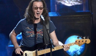 O Geddy Lee επιβεβαιώνει πως δεν πέθανε διαψεύδοντας τις φήμες που είχαν προκύψει