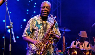 «Έφυγε» ο θρυλικός σαξοφωνίστας Manu Dibango. Νικήθηκε από τον κορωνοϊό