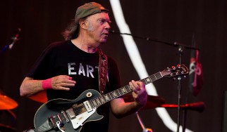 Ο Neil Young «μοιράζεται» ακυκλοφόρητο live video