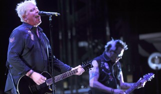 Ακούστε τη διασκευή των Offspring στο "Christmas (Baby Please Come Home)"