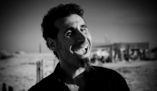 Serj Tankian: «Ο Trump είναι άχρηστος και έχει εμμονή με τον εαυτό του»