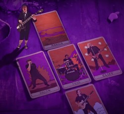Οι AC/DC παίζουν το "Witch's Spell" μέσα σε γυάλινη σφαίρα 
