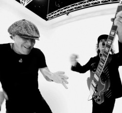 AC/DC: Δείτε το καινοτόμο video-clip της μπάντας για το "Realize" 