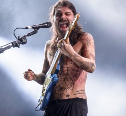 Ακούστε την εξαιρετική διασκευή των Biffy Clyro στο "Holier Than Thou" 