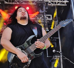 Dino Cazares: «Θα ήθελα να δώσω την ευκαιρία σε κάποιον άγνωστο τραγουδιστή» 