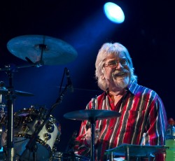 Έφυγε από τη ζωή o συνιδρυτής των Moody Blues, Graeme Edge 