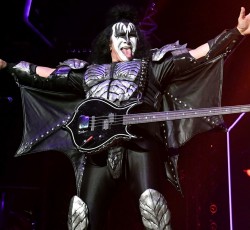 Gene Simmons: «Οι νέοι οπαδοί ευθύνονται για τον θάνατο του rock»