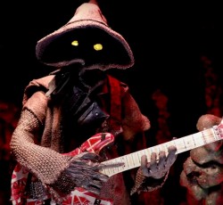 Δείτε ένα Jawa (Star Wars) να παίζει το "Eruption" των Van Halen  