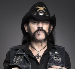 Μέσα σε σφαίρες και μοιρασμένες σε φίλους του οι στάχτες του Lemmy 