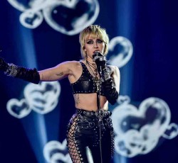 H Miley Cyrus διασκευάζει Metallica 