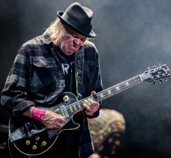 Neil Young: Πούλησε το 50% του μουσικού του καταλόγου σε βρετανική επενδυτική 